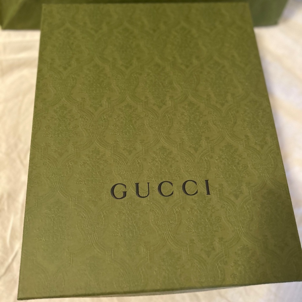 Large gucci shoe box with shopping bag